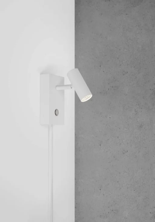 Kleine dimbare LED wandlamp Omari met stekker