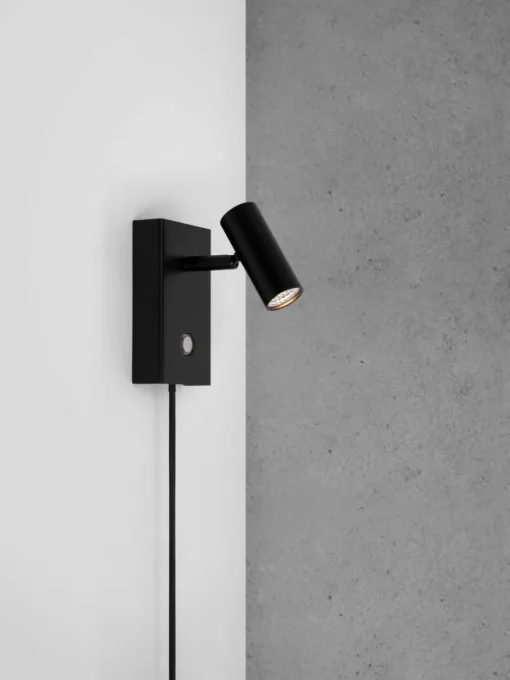 Kleine dimbare LED wandlamp Omari met stekker