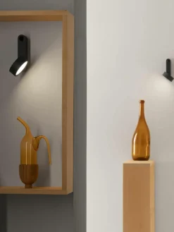Kleine LED wandlamp Toggle met verstelbare lampenkap