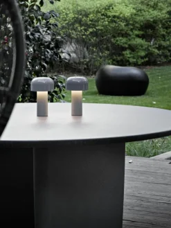 Kleine mobiele LED tafellamp Bellhop, dimbaar