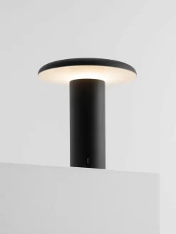 Kleine mobiele LED tafellamp Takku, dimbaar