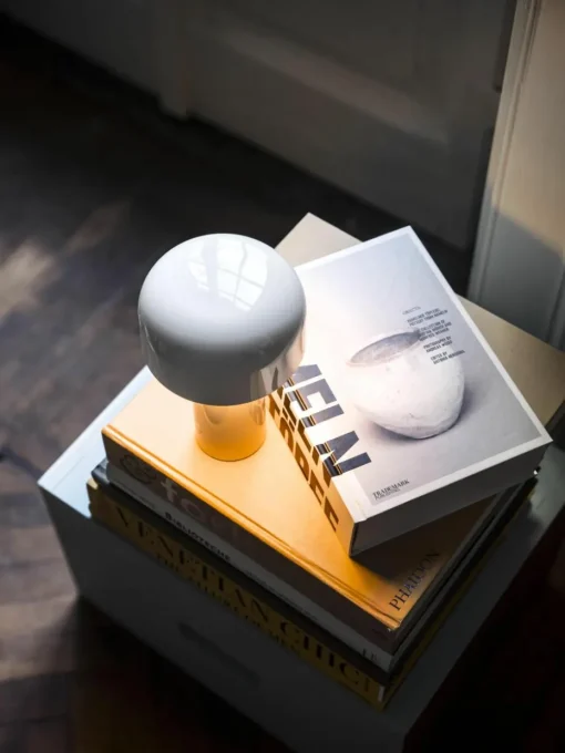 Kleine mobiele LED tafellamp Bellhop, dimbaar