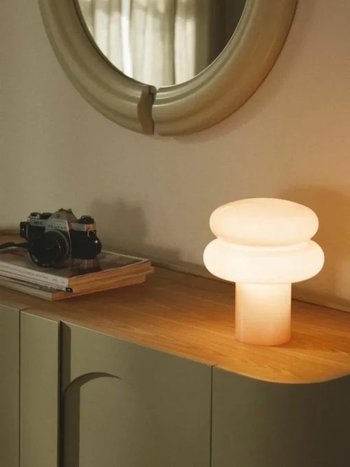 Kleine tafellamp Baya van opaalglas