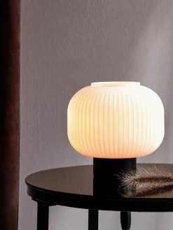 Kleine tafellamp Charles van opaalglas