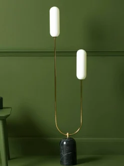 Kleine vloerlamp Curve met marmeren voet