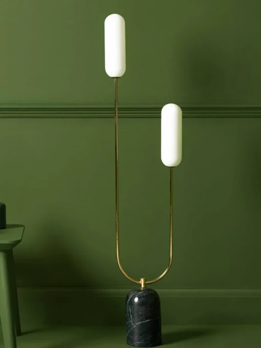 Kleine vloerlamp Curve met marmeren voet