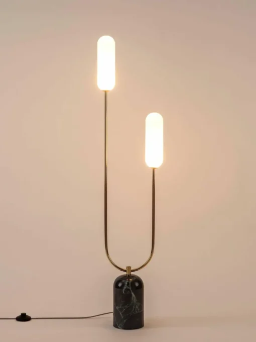 Kleine vloerlamp Curve met marmeren voet