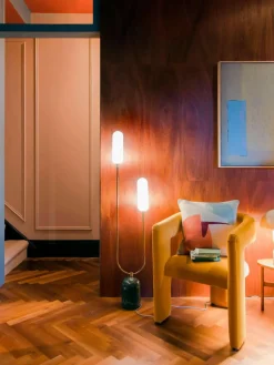 Kleine vloerlamp Curve met marmeren voet