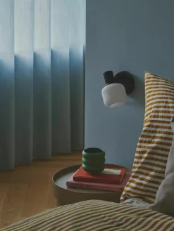 Kleine wandlamp Milford Mini van mondgeblazen opaalglas met stekker