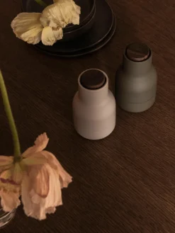 Kleine zout- en pepermolen Bottle Grinder met walnoothouten deksel, 2-delig
