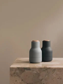 Kleine zout- en pepermolen Bottle Grinder met beukenhouten deksel, set van 2
