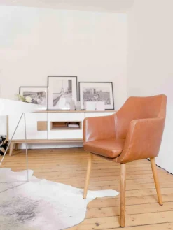 Kunstleren fauteuil Nora met houten poten