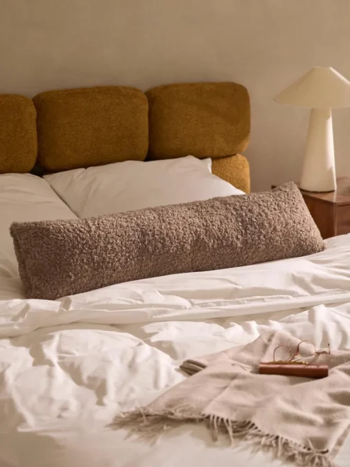 Lang decoratief kussen Dotty van teddy stof