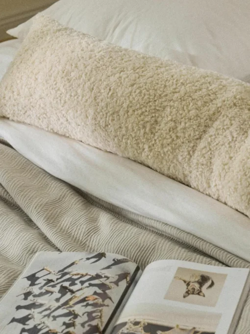 Lang decoratief kussen Dotty van teddy stof