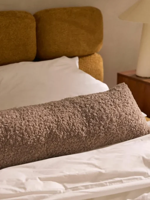 Lang decoratief kussen Dotty van teddy stof