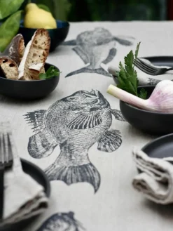 Linnen tafelloper Fish, handgedrukt