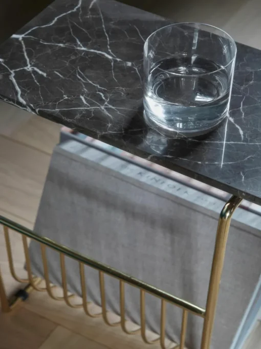 Marmeren bijzettafel Sino met tijdschriftenhouder