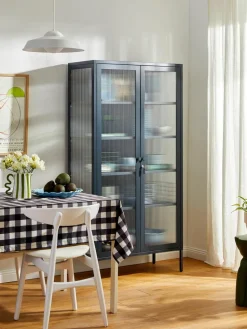 Metalen vitrinekast The Collector met geribbeld glas