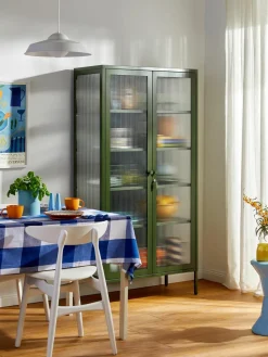 Metalen vitrinekast The Collector met geribbeld glas