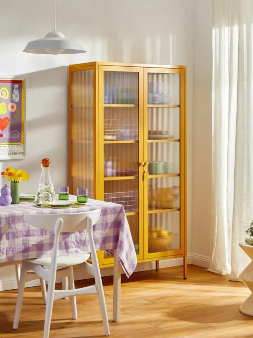 Metalen vitrinekast The Collector met geribbeld glas