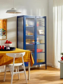 Metalen vitrinekast The Collector met geribbeld glas