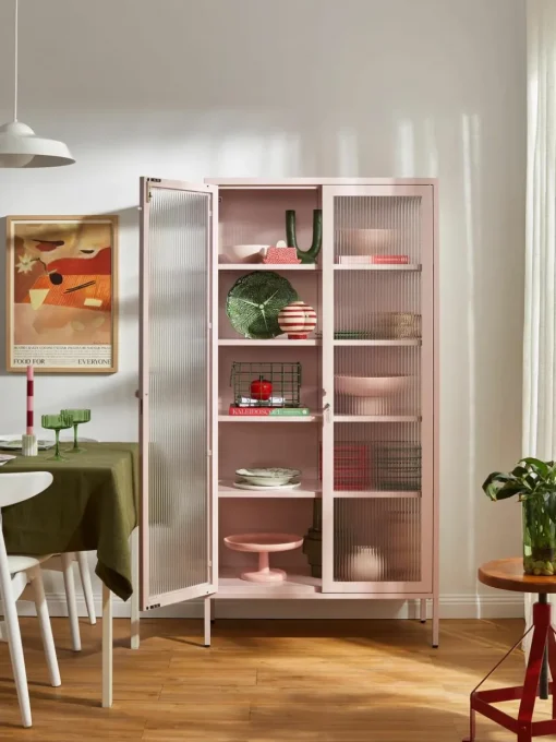 Metalen vitrinekast The Collector met geribbeld glas