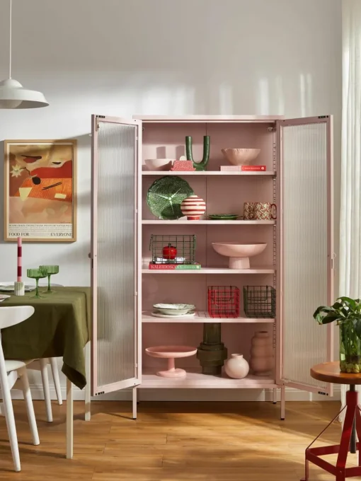 Metalen vitrinekast The Collector met geribbeld glas