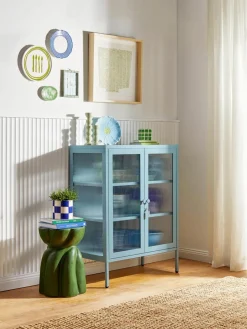 Metalen vitrinekast The Mixer met geribbeld glas
