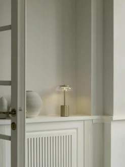Mobiele kleine LED tafellamp Blossi, dimbaar