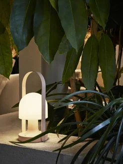 Mobiele LED tafellamp FollowMe met verstelbare lampenkap, dimbaar