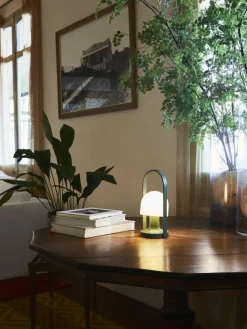 Mobiele LED tafellamp FollowMe met verstelbare lampenkap, dimbaar