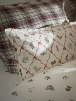 Omkeerbare katoenen perkale kussenhoes Twigs met winterse prints