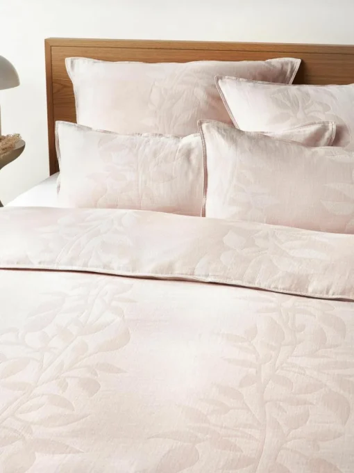 Omkeerbare mousseline kussenhoes Jasmina met bloemenpatroon in roze