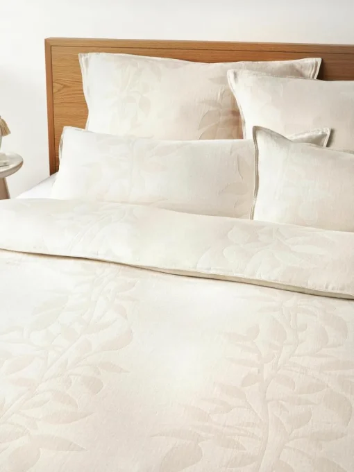 Omkeerbare mousseline kussenhoes Jasmina met bloemenpatroon in beige