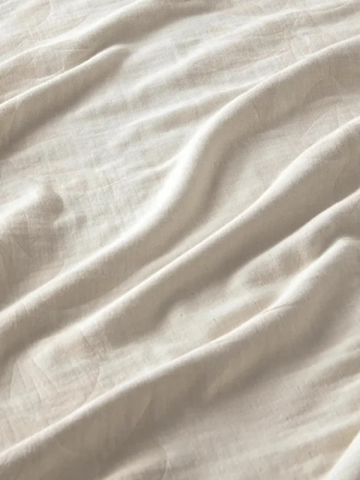 Omkeerbare mousseline kussenhoes Jasmina met bloemenpatroon in beige