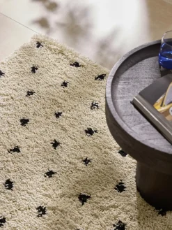 Pluizig hoogpolig vloerkleed Ayana, met stippels