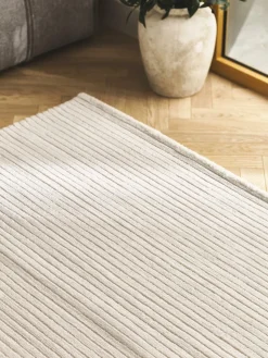 Pluizig hoogpolig vloerkleed Wes met hoog-laag structuur, handgeweven