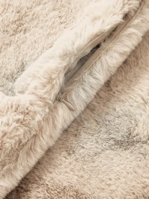 Pluzige kussenhoes van imitatievacht Mette, glad