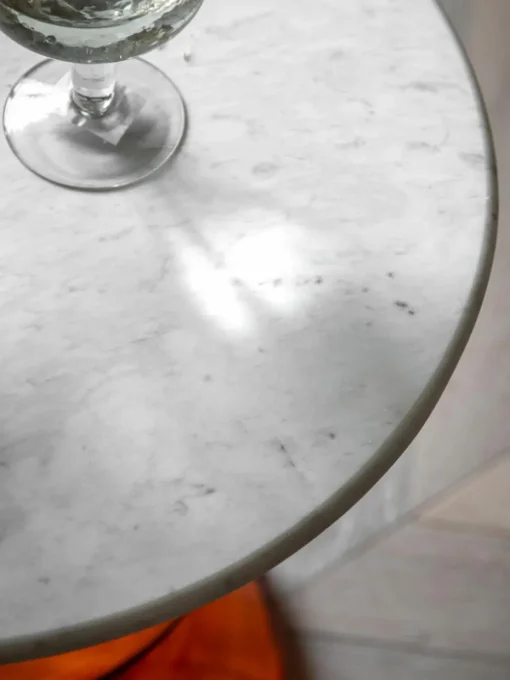 Ronde bijzettafel Turin van glas en marmer, mondgeblazen