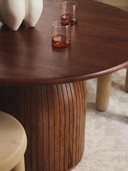 Ronde eettafel Nelly met groefstructuur, in verschillende formaten