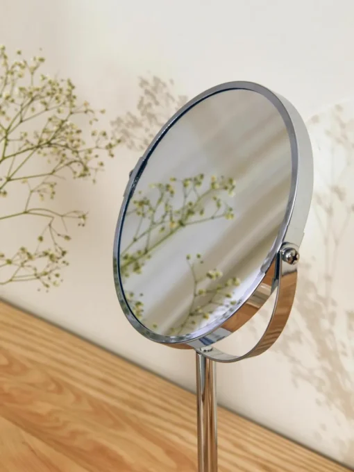 Ronde make-upspiegel Flip met vergrootglas en metalen voet
