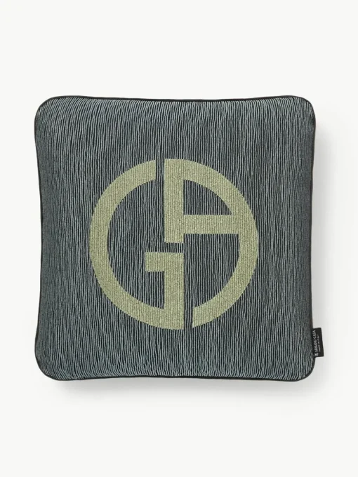 Sierkussen Janette met Giorgio Armani-logo