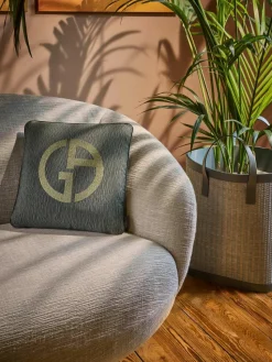 Sierkussen Janette met Giorgio Armani-logo