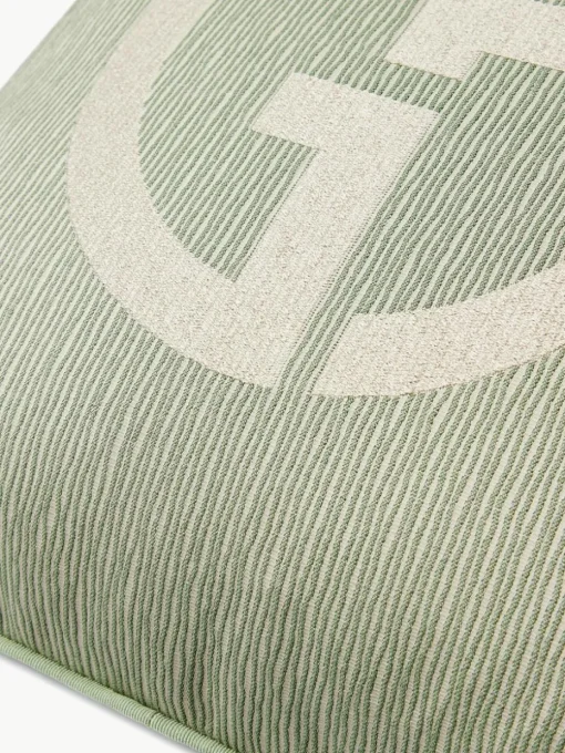 Sierkussen Janette met Giorgio Armani-logo