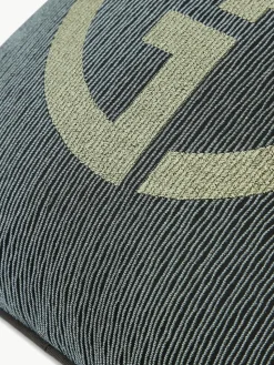 Sierkussen Janette met Giorgio Armani-logo