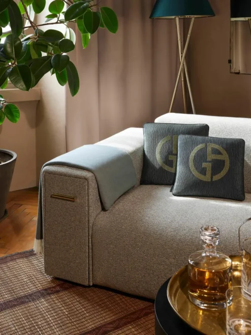 Sierkussen Janette met Giorgio Armani-logo