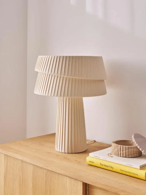 Tafellamp Nyla met asymmetrische lampenkap