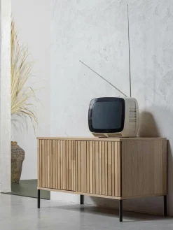 Tv-meubel Avourio van eikenhout met geribde voorkant, 2 deuren