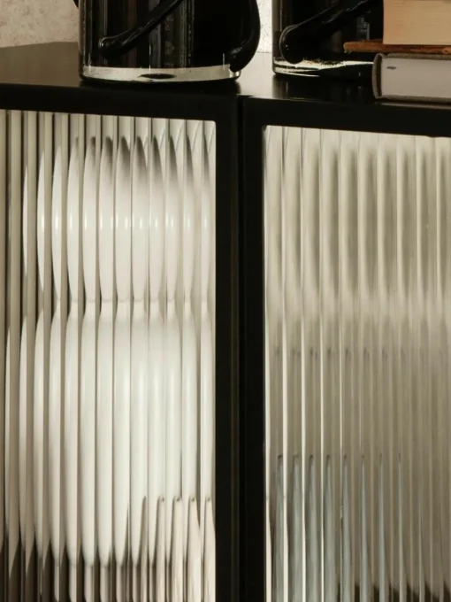 Vitrine Haze met glazen deuren