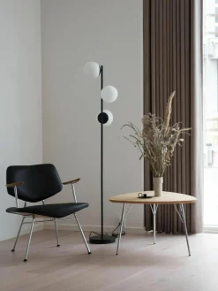 Vloerlamp Lilly van opaalglas